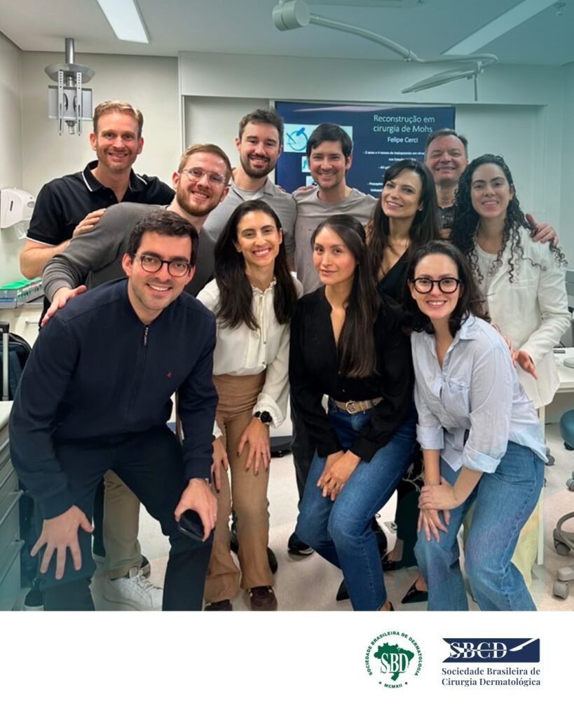 Foto de grupo com professores e alunos do curso de cirurgia de Mohs, em São Paulo