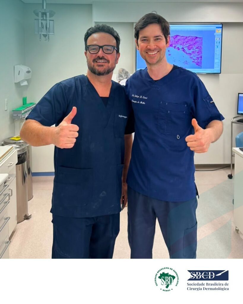 Dr. Felipe Cerci e o Dr. Luiz Fernando Fleury no laboratório do curso