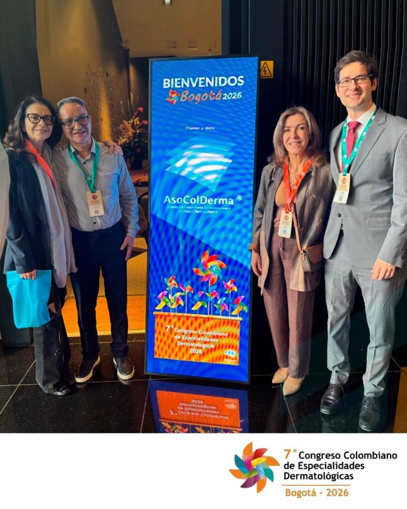 Dr. Felipe Cerci com colegas na entrada do congresso da Asocolderma