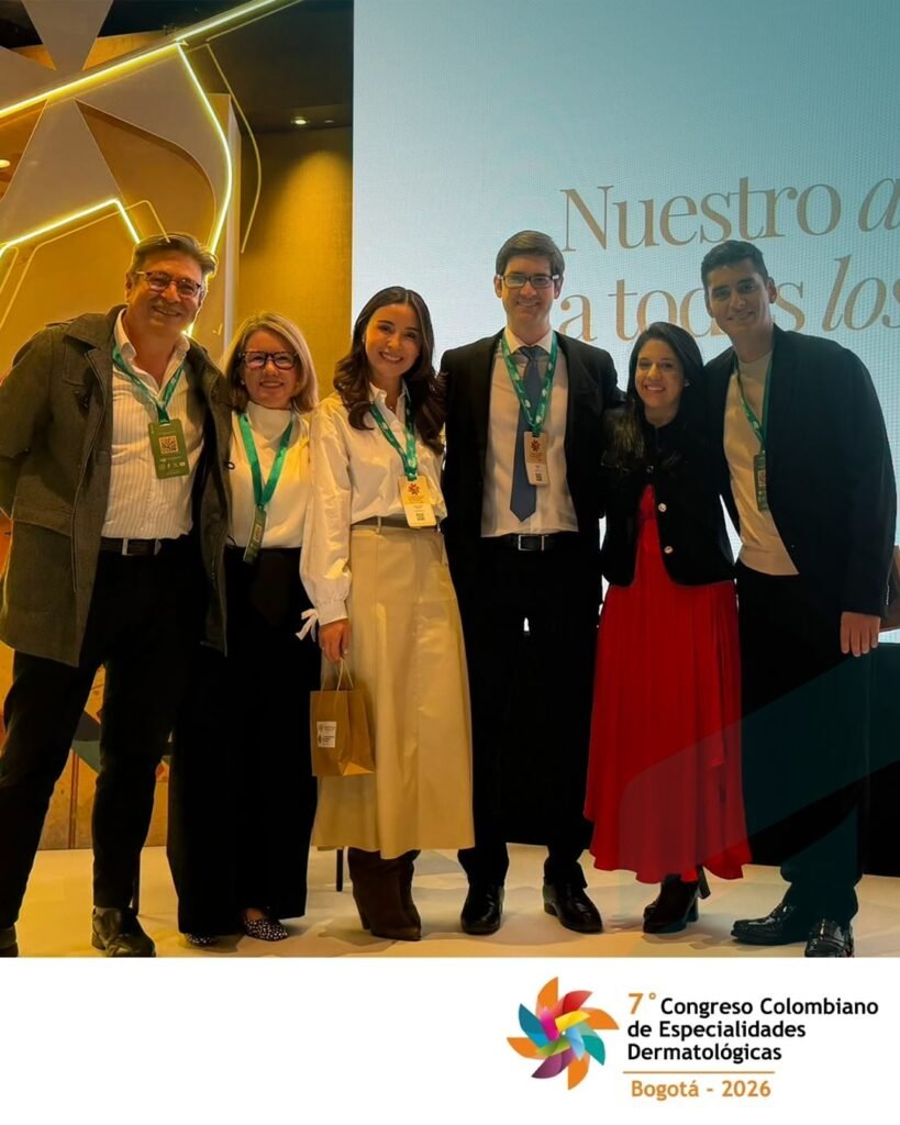 Foto de grupo com colegas no congresso, em Bogotá