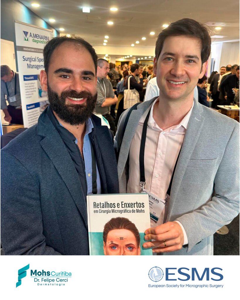Dr. Felipe Cerci com um colega e o livro Retalhos e Enxertos em Cirurgia Micrográfica de Mohs